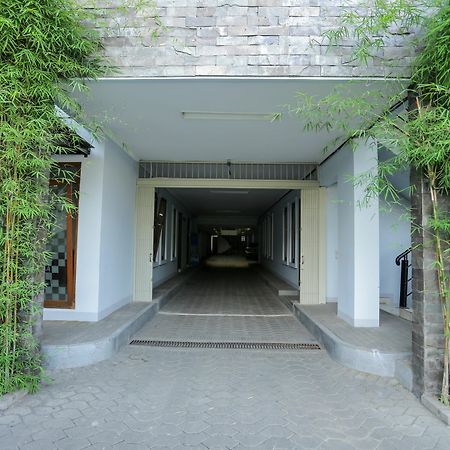 Отель Reddoorz Near Sukajadi Бандунг Экстерьер фото